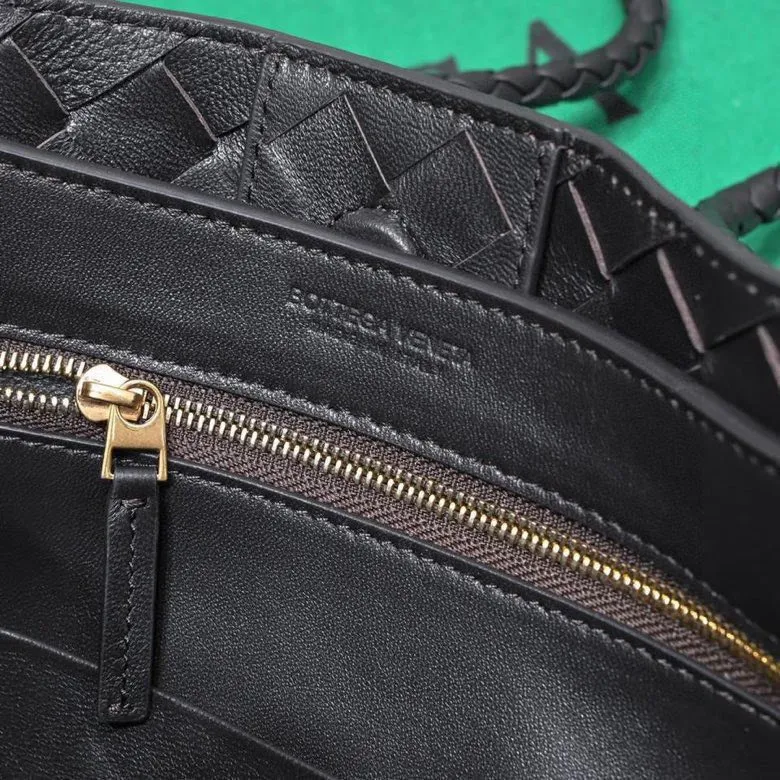 Batch 1860 B's 2023 spring and summer new model continues the brand's woven style with detailed metal knot switch buckles. This time, the shoulder straps are also made into tube weaves, showing different craftsmanship. The carrying method is versatile to create more different looks. Intrecciato woven leather small handbag, equipped with sliding crossbody strap. Internal compartments, including 1 zipper pocket and 2 open pockets with magnetic buckle closure. Size: 19*25*10.5cm, model: 7463#